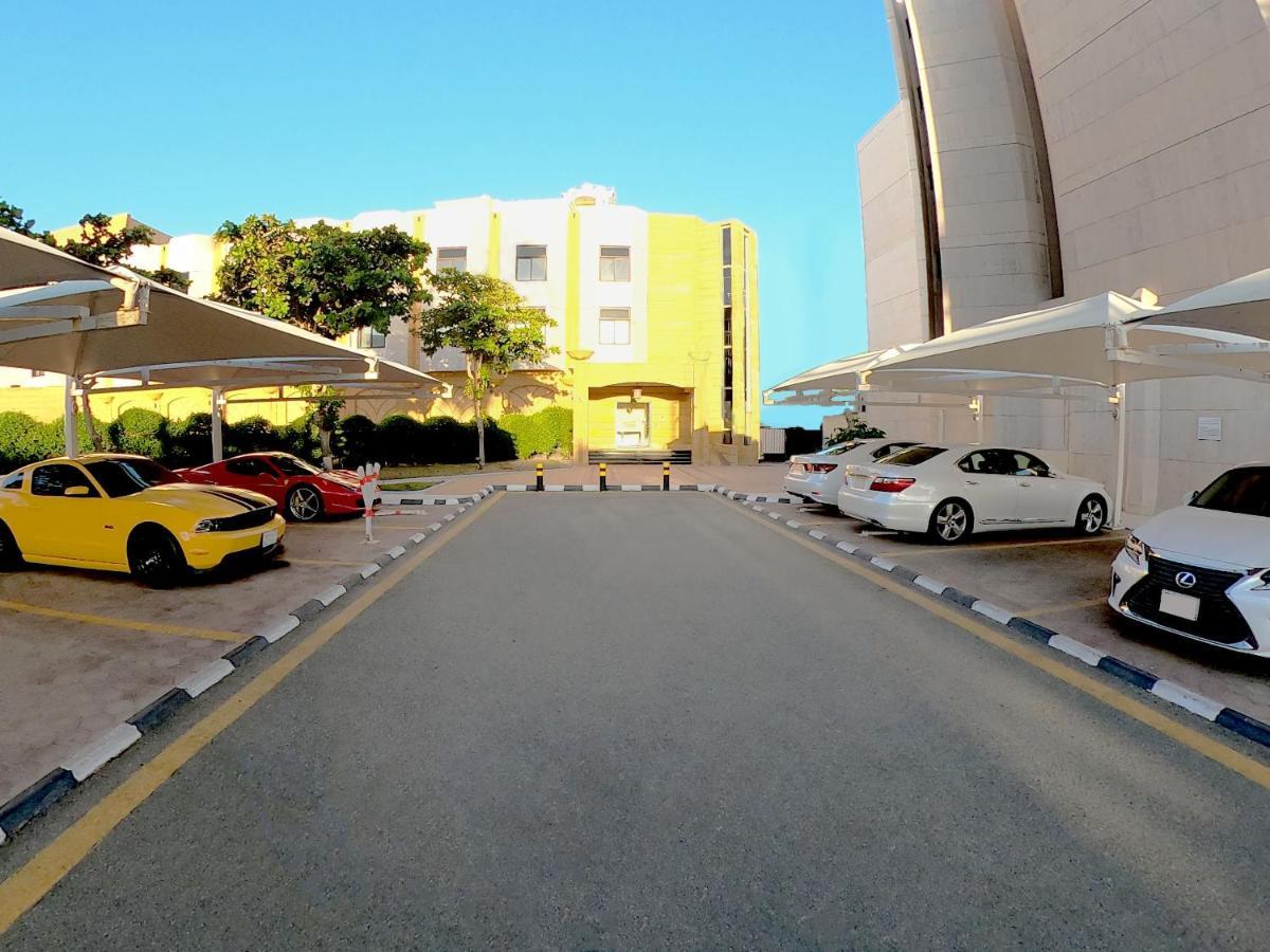 吉达 Al Corniche酒店 外观 照片 Parking at the complex